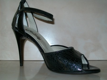 Modelo 06.- Sandalia en cuero negro labrado. Taco 10 cm. Precio $950.-